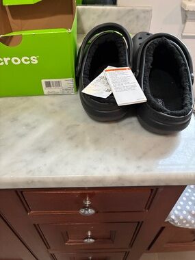 Crocs Men’s fuzzy lined slipper